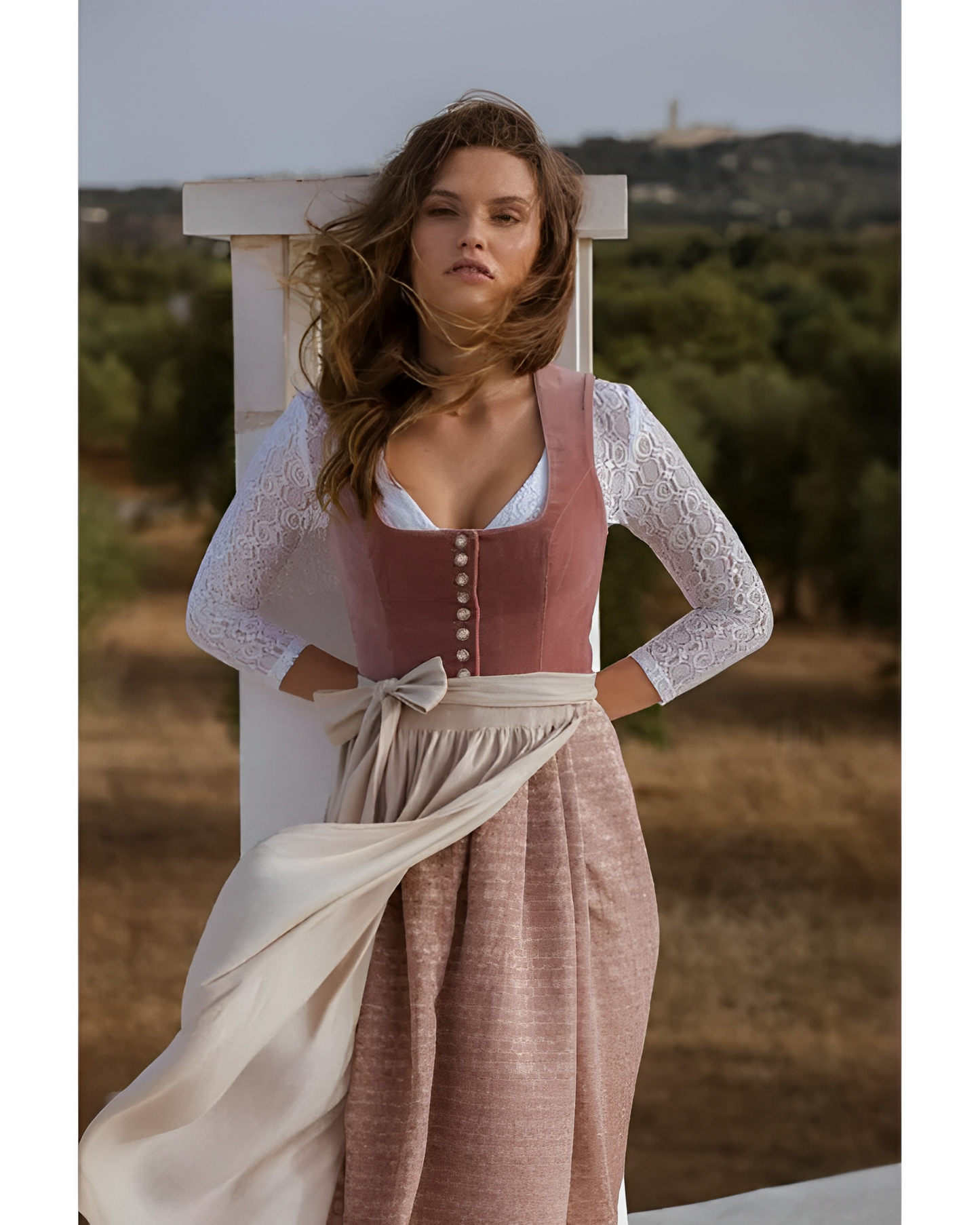 Greta – Středně dlouhé dirndl s hranatým výstřihem