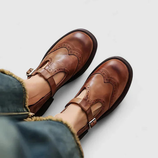 Léana - Klasické kožené boty s T řemínkem pro ženy