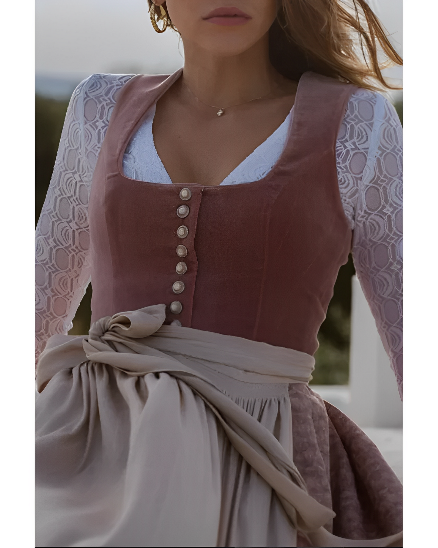 Greta – Středně dlouhé dirndl s hranatým výstřihem